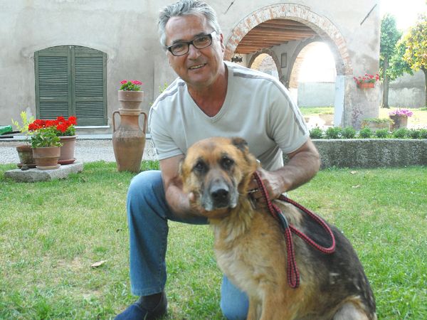 Cane ritrovato dal padrone dopo sei anni