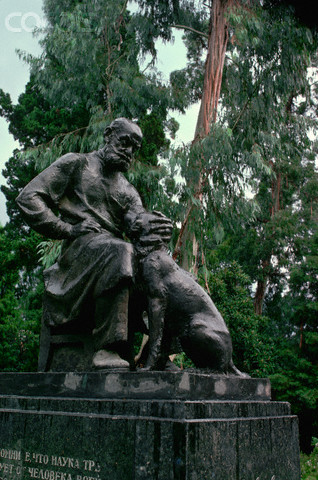 Statua di Ivan Parlov ed il suo cane
