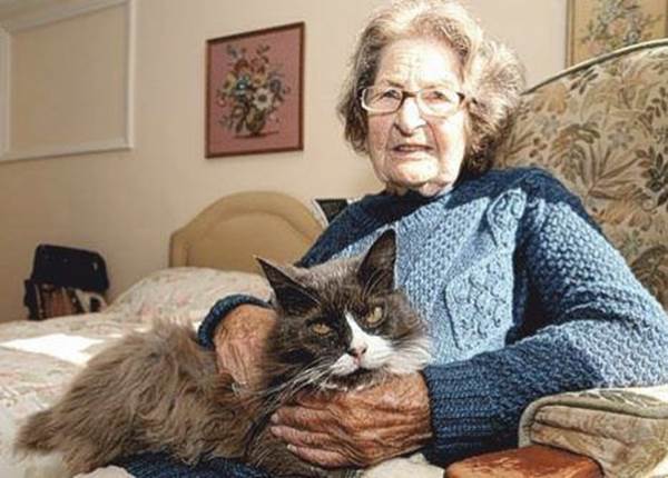 Nancy Cowen con la gatta Cleo