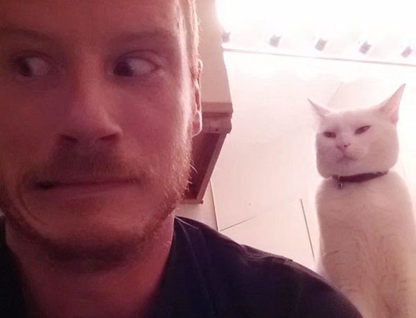 selfie gatto padrone