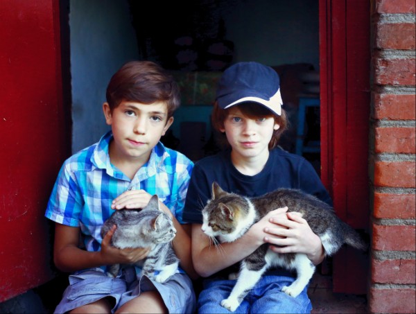 Due ragazzini con gatti