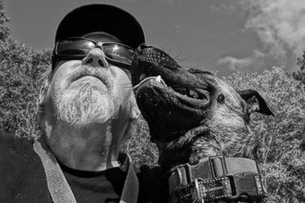 Il fotografo Ray Sullivan e il suo cane Bo