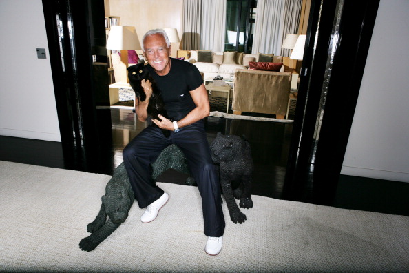 Giorgio armani con il suo gatto nero