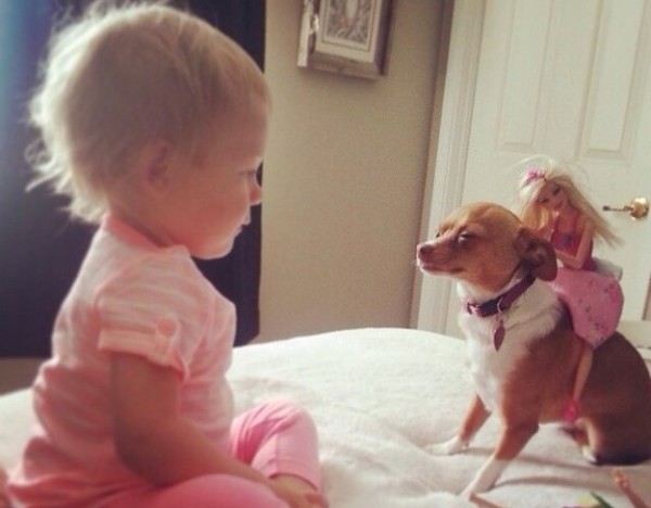 bambina con cagnolino