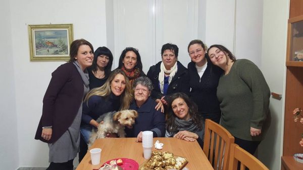 gruppo di persone con cane