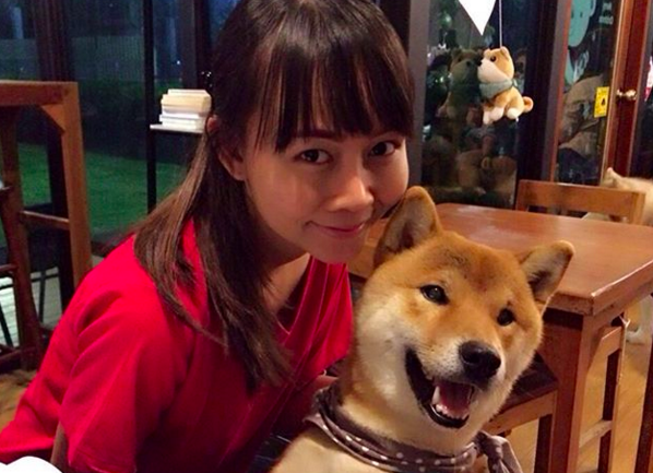 donna con cane shiba