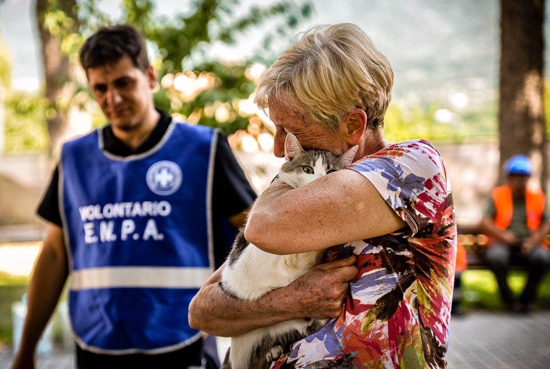 Donna abbraccia gatto ritrovato terremoto da volontario Enpa