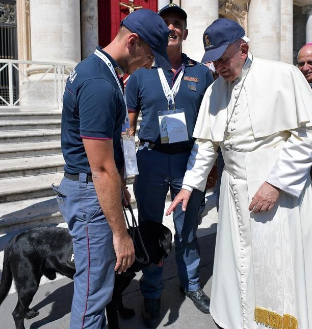 cane poliziotto Leo con colleghi e il Papa a San Pietro