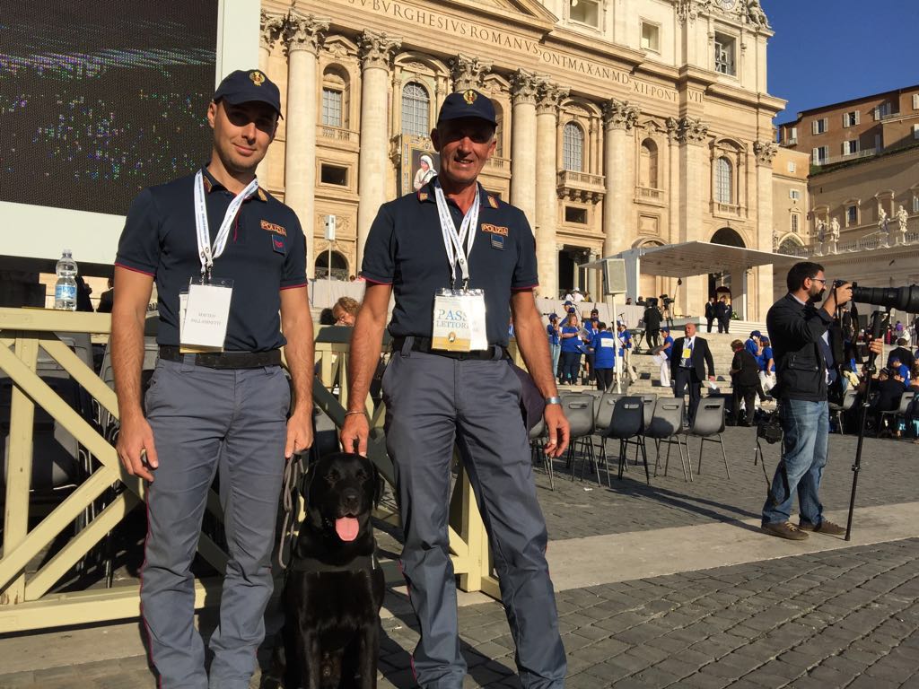 cane poliziotto Leo con due agenti a San Pietro