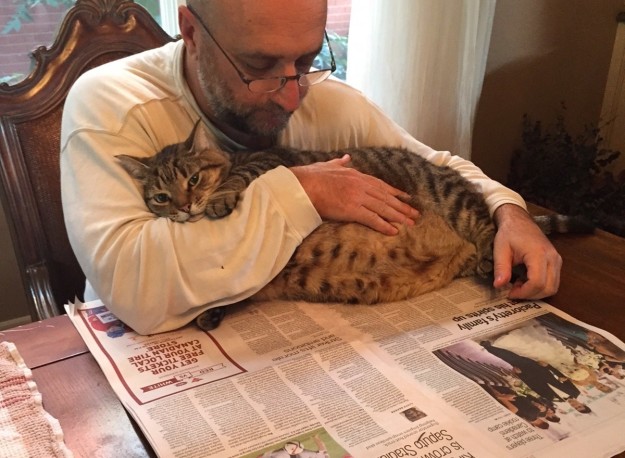 uomo-con-gatto-legge-giornale